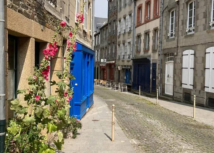 Haute Meublé Avec Cour Privative * Granville